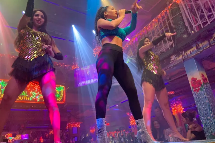 Singers and live shows at Mango's