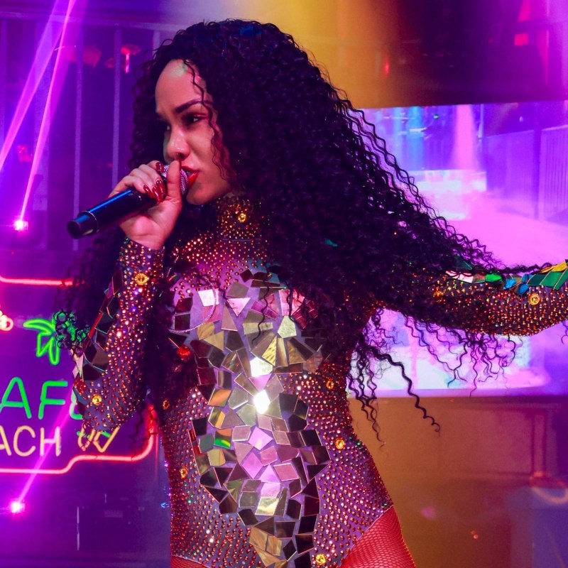 Mango's Dinner Show Singer