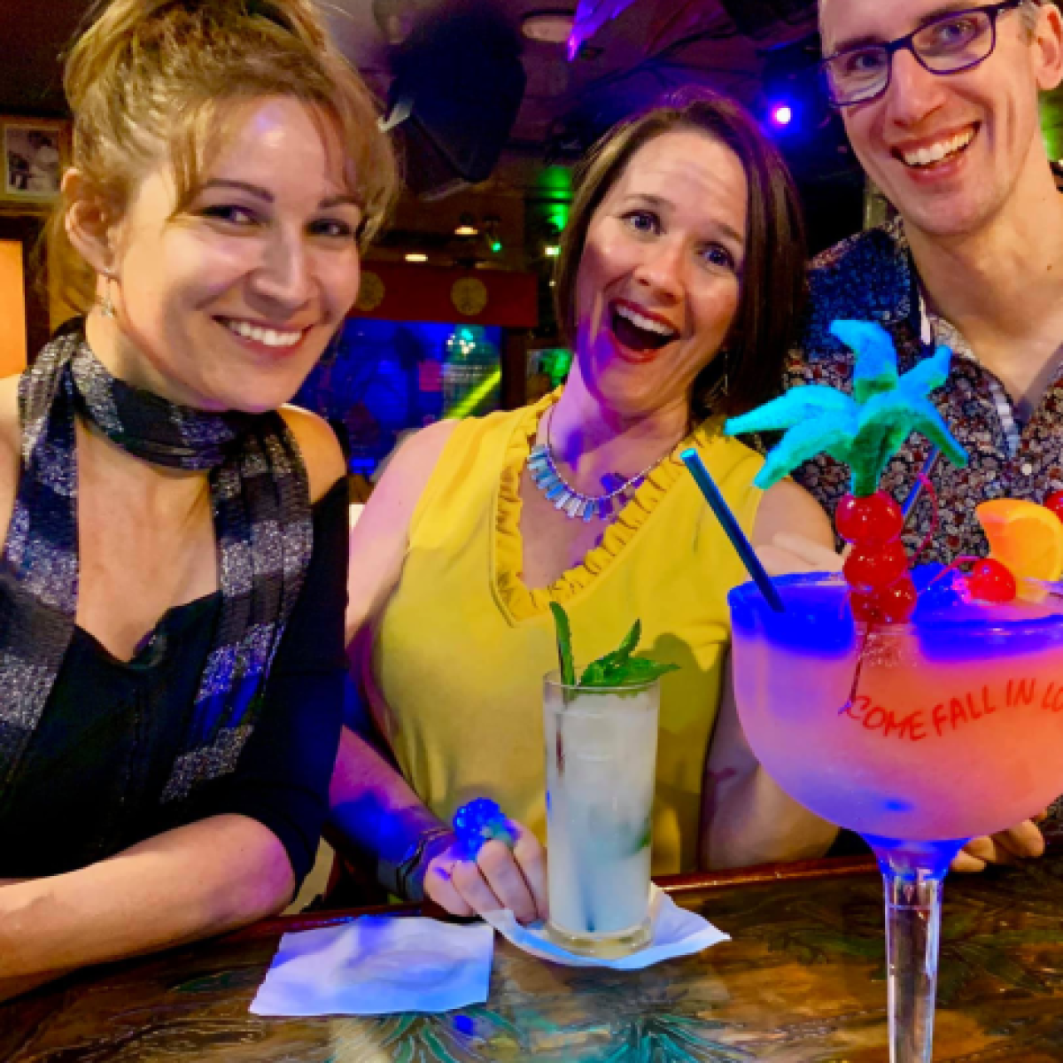 Guests enjoying cocktails during Salsa Mia Miami Beach salsa and nightlife experience. South Beach Events